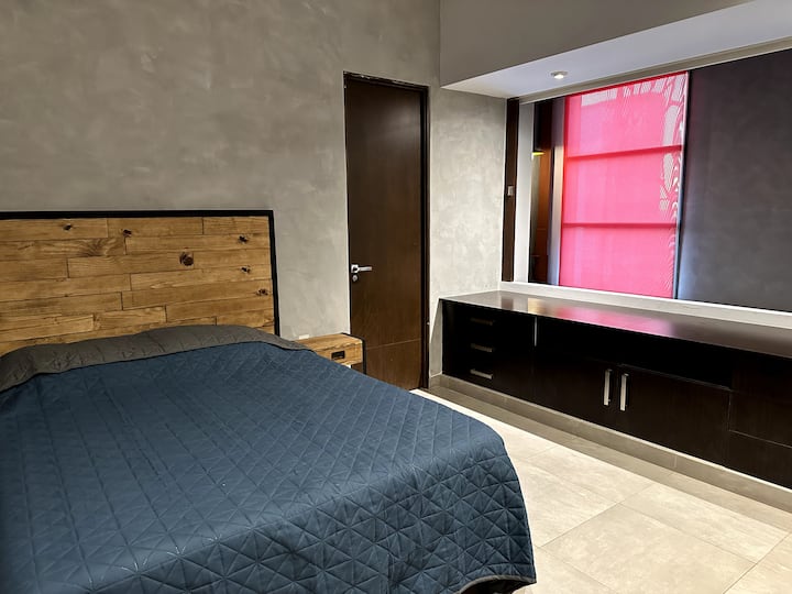 房间配有标准双人床、无衬垫的羽绒被、柔软或坚固的枕头
带Netflix服务的室内屏幕