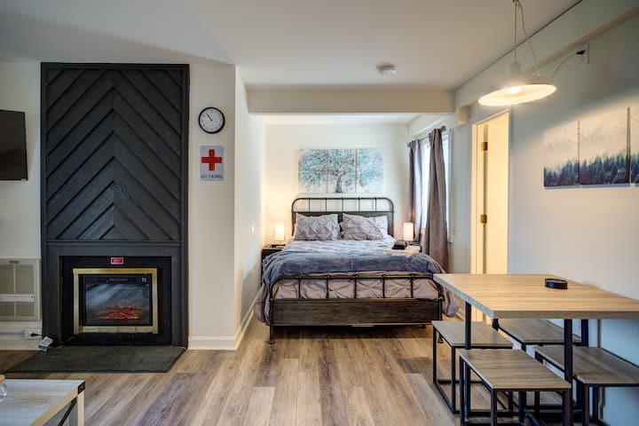 โต๊ะดินเนอร์เตาผิงไฟฟ้าแบบเตียงควีนไซส์ นี่คือวิวที่คุณเดินเข้ามา 