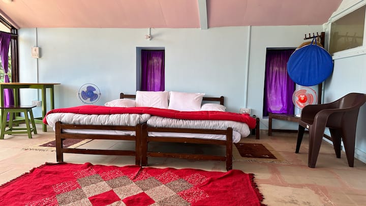 Baanz Cabin
De hut heeft een accommodatie voor 3 personen, bureau en voldoende leefruimte.