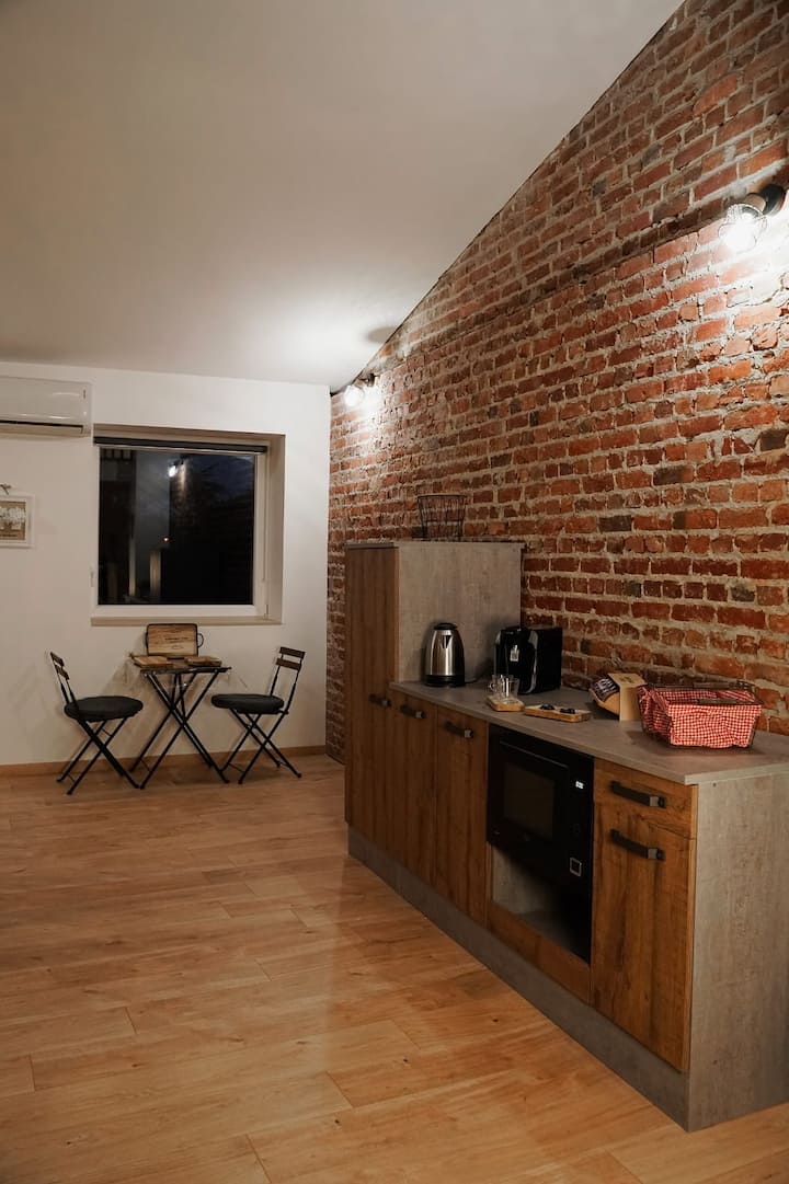 Cocina totalmente equipada microondas frigorífico vajilla varias