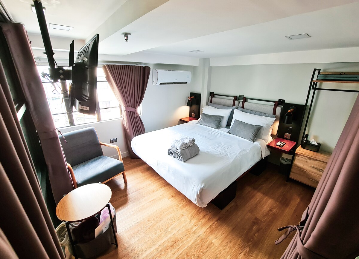 Nous avons construit sur mesure le cadre de lit de pin pour correspondre à la décoration de Lungga. Le téléviseur a maintenant été mis à niveau vers une télévision Android/Smart 32 pouces, pour Netflix et Disney+ visionnage