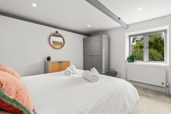 Light and airy master bedroom, featuring kingsize bed and large double wardrobe.  Hair dryer provided.