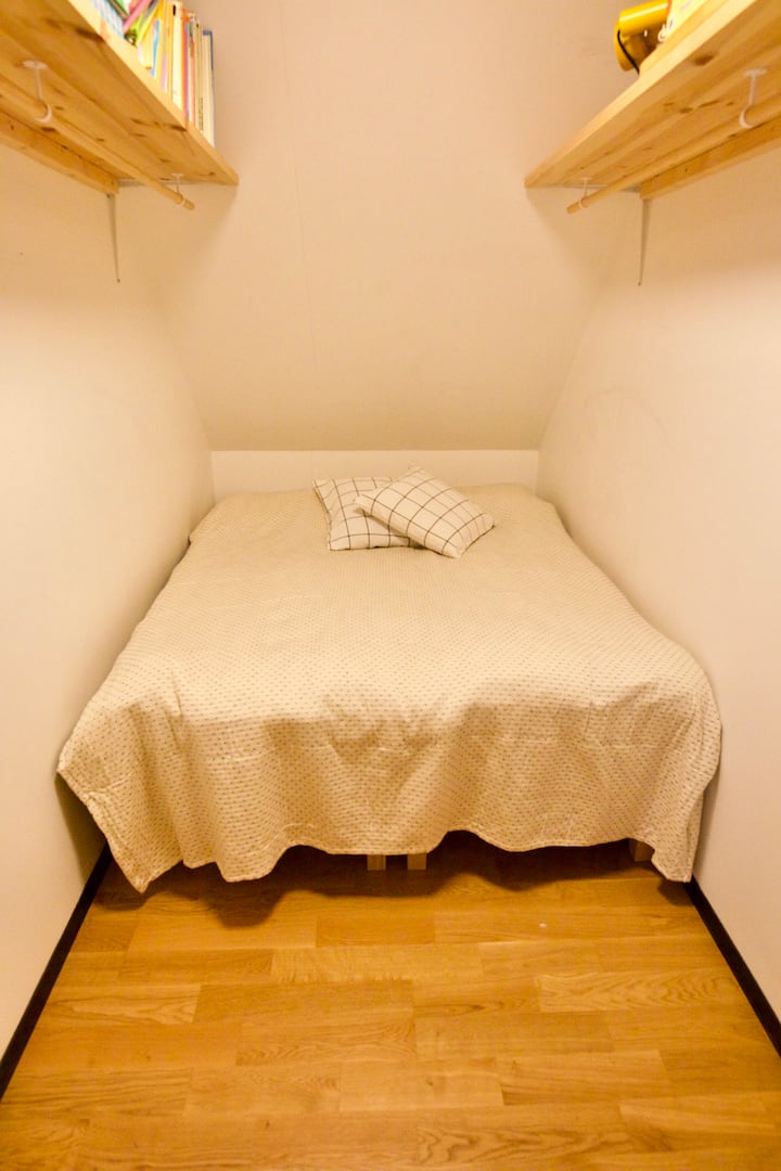 Sovrum med 160cm dubbelsäng.