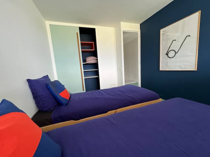 Mezzanine bedroom with two 90 x 200 cm beds and storage