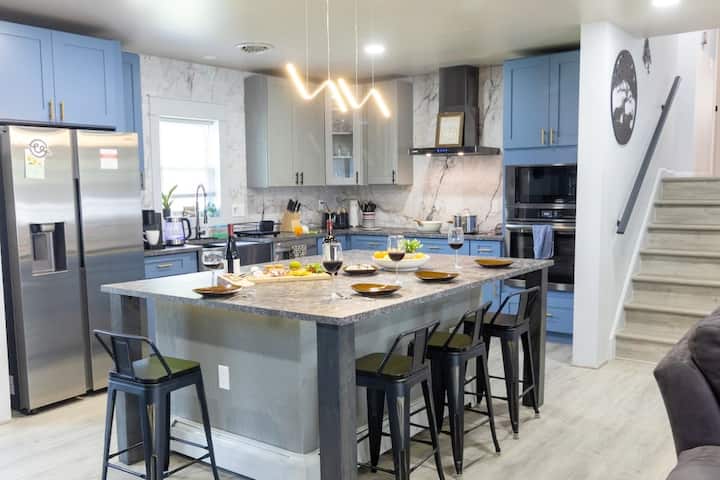 Urban Haven ~ 5* Location ~ King Bed ~ Workspaces! - Aston, PA