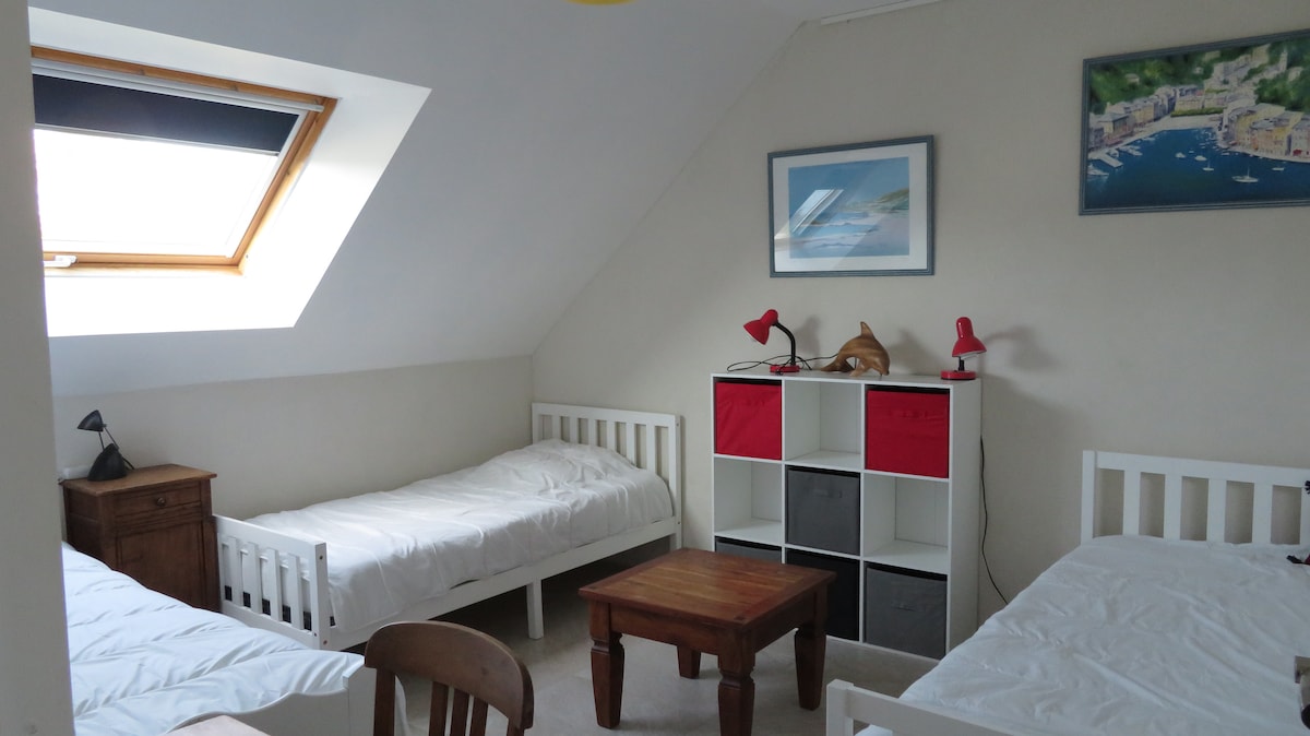 Chumba cha kulala 2. Vitanda 3 katika 90; 2 vinaweza kuunganishwa katika 180wagen