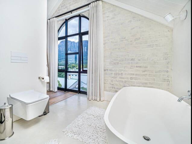 The Berkeley 270 Degree View Spacious gallery image 2