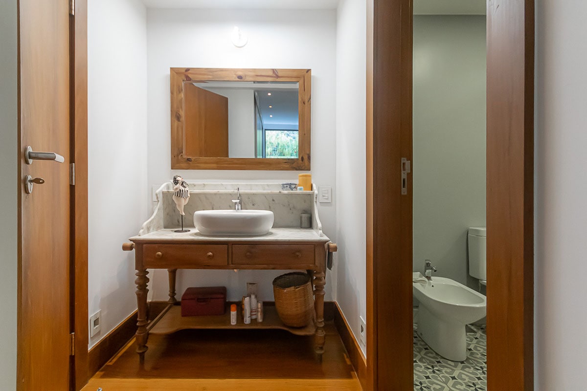 Umivaonik u većem apartmanu - nalazi se odmah ispred kupaonice.