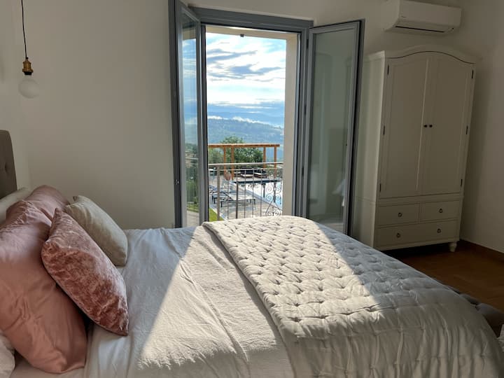 Двойна спалня със самостоятелен санитарен възел и балкон с изглед към басейна. Дистанционно управляеми климатици и вентилатор на тавана.