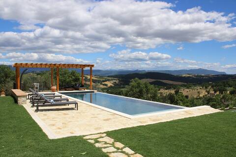 Hilltop villa with infinity pool and Todi views