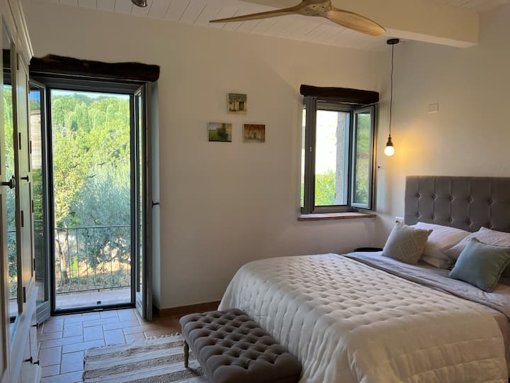 Двойна спалня с работеща камина (не се предлага за гости).  Голям гардероб с тройна врата, пространство в чекмеджето и климатик с дистанционно управление и вентилатор на тавана.
