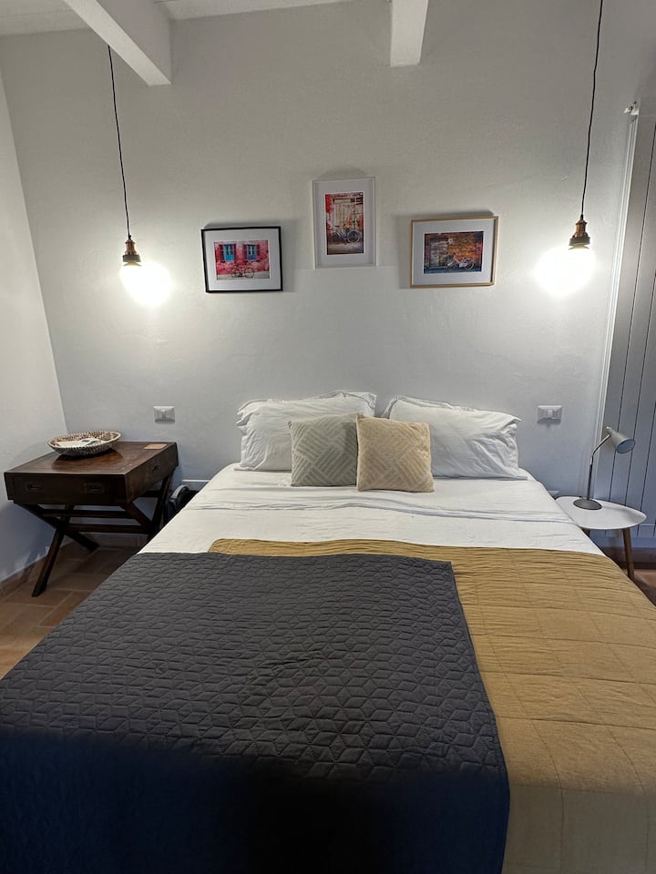 Спалнята може да бъде съставена от две единични легла или двойно легло. Моля, потвърдете, преди да пристигнете с предпочитанията си.