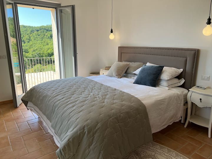 Спалня с кралски размери и самостоятелен санитарен възел. Дистанционно управляеми климатици и вентилатор на тавана.