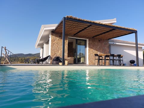 Villa with pool close to the sea