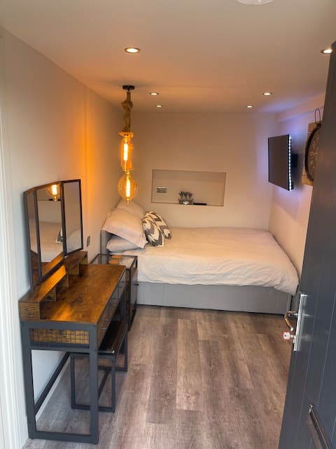 Popular Airbnb listing: Modern 1-bedroom place with parking & car charging in South Yorkshire