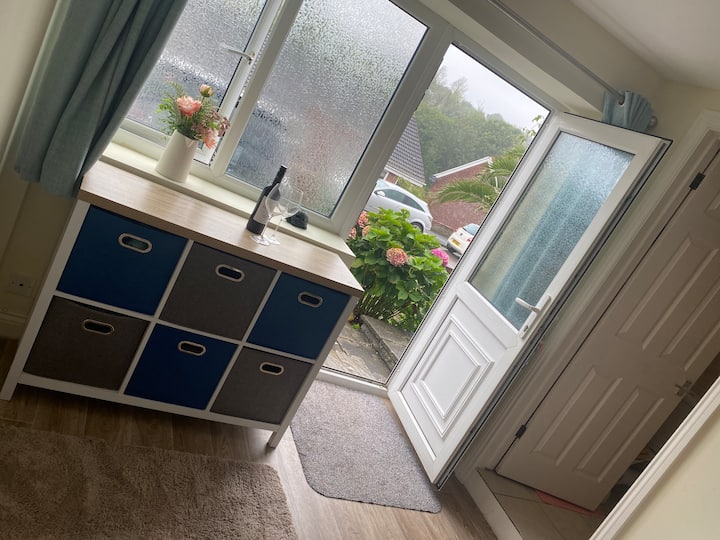 Private room with ensuite & own entrance. in Plymouth, England, United