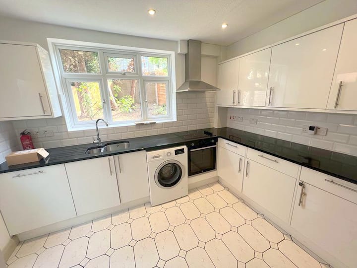 Studio (Twin) In Central Sutton - Surbiton
