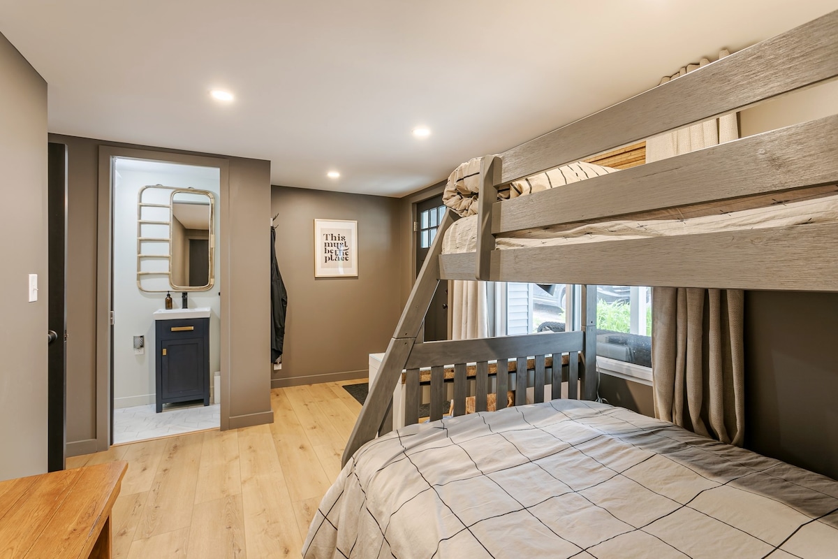 Sehemu ya Kuishi ya Pamoja @ Mlango wa Mbele. Vitanda vya Bunk Kwa Sehemu ya Ziada ya Kulala. Dawati w/ Stool. Hooks Kwa Coats & Space Kwa Viatu. Chumba cha Poda w. Mlango wa mfukoni. 