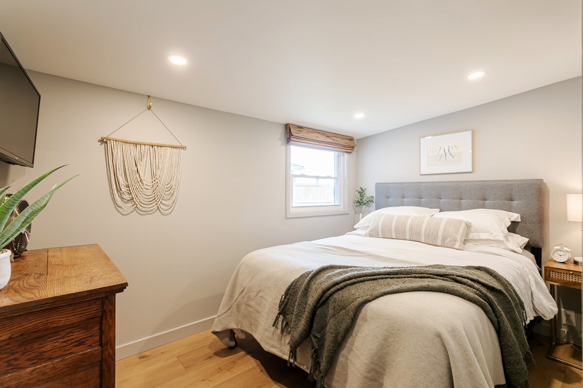 Chumba kikuu cha kulala. #2 kati ya vyumba 3. Kitanda aina ya Queen. Mashuka meupe na Duvet. Mito 4. 