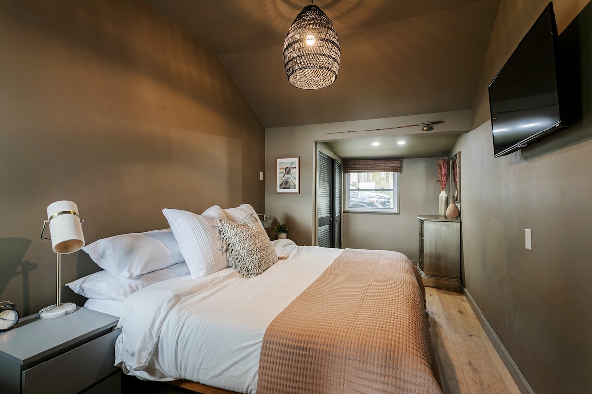 Chumba cha kulala cha Ngazi Kuu. #1 kati ya 3 Vyumba vya kulala vya kibinafsi. Kitanda cha Ukubwa wa MFALME. Dari iliyopigwa. Kamili Closet & Dressers. Smart TV. Mashuka meupe safi na Duvet. Mito ya Ukubwa wa Mfalme wa 4. MWONEKANO WA ZIWA! 