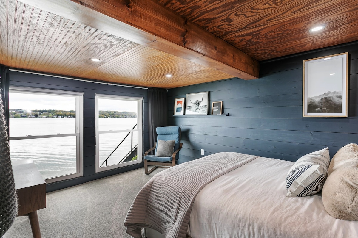 Chumba cha kulala cha kiwango cha chini. #3 kati ya 3 Vyumba vya kulala vya kibinafsi. Kitanda AINA YA QUEEN. MWONEKANO MZURI WA ZIWA! 