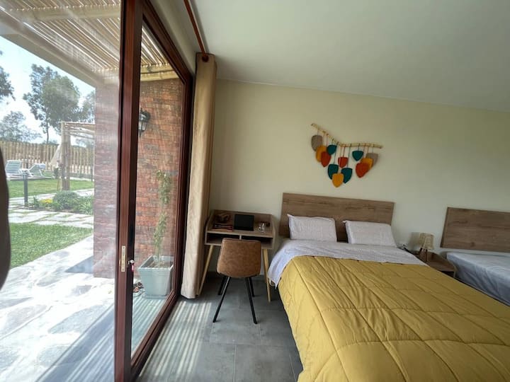 habitación 1 ( cama queen y plaza y media)