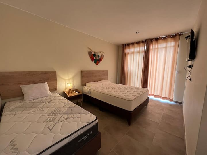 habitación 2 ( cama queen y plaza y media)