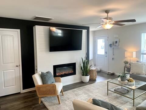 New Townhome 5 miles to Clemson Memorial Stadium.