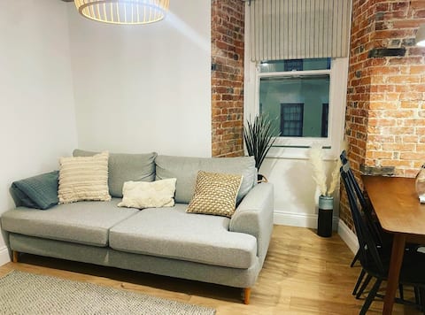 Stylish 2 bedroom flat in centre of St Aubin