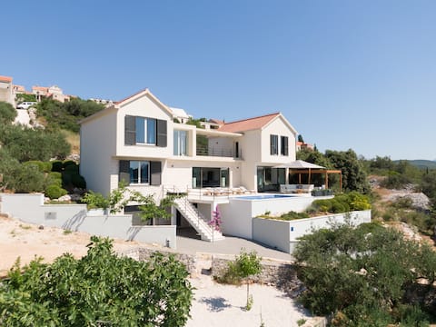 Top performing Airbnb: Villa Aurora in Općina Selca