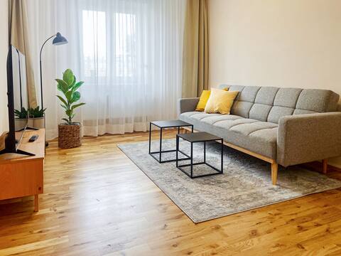 Top Airbnb: Modern Living - Central Station-Proximity, Free Parking, Balcony in Schönefeld Abtnaundorf
