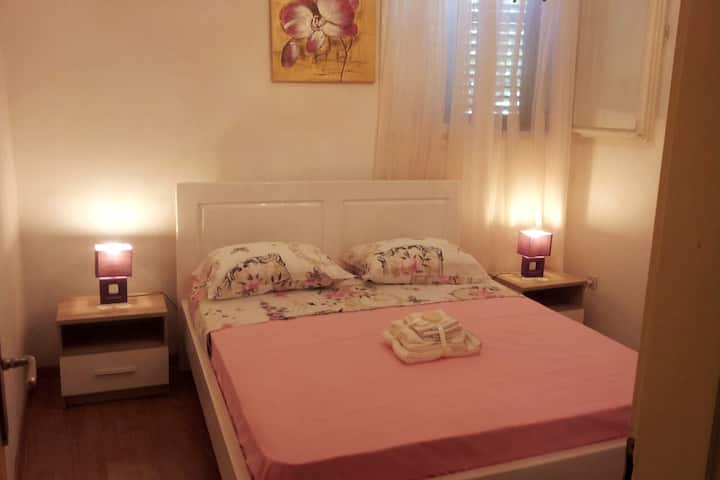 Ორადგილიანი საძინებელი პირველ სართულზე, მყარი ხისგან დამზადებული - ხელნაკეთი ნივთები, დიდი ზომის საწოლი 