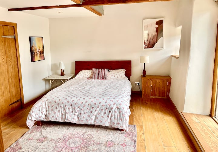 Se puede reservar una cama tamaño king con baño privado, un entrepiso arriba con un colchón individual adicional.