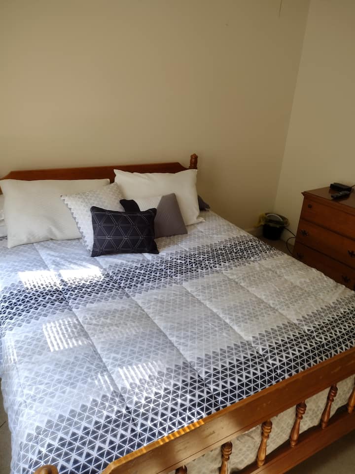 تحتوي غرفة النوم 3 على سرير ملكي وتلفزيون مع Roku و shentel. 