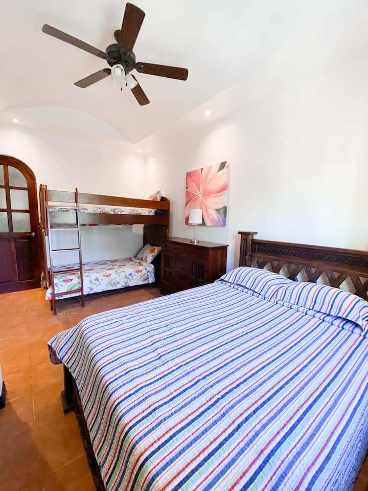 ห้องนอนผู้เข้าพัก

เตียงควีนไซ
ส์เตียงสองชั้น