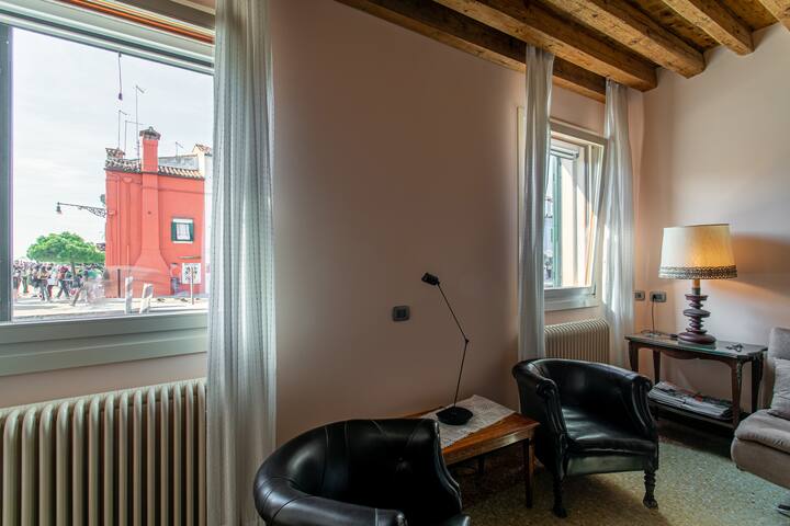 Wondrous Palazzetto 1619 in Magical Burano Island gallery image 3