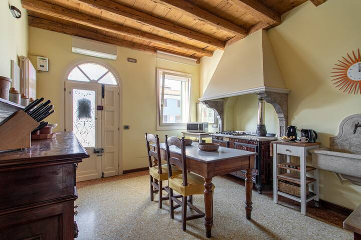 Wondrous Palazzetto 1619 in Magical Burano Island gallery image 5