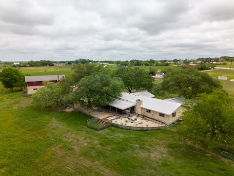 Farm Stay - Jacuzzi, BBQ, Game Room, Goats, Ponies