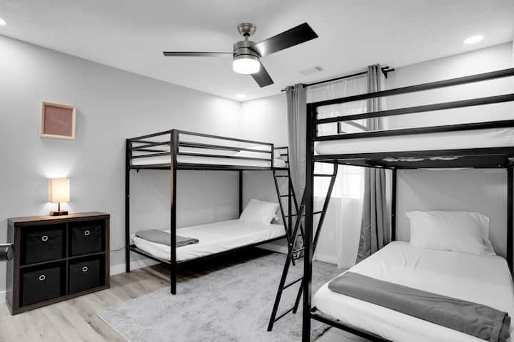ห้อง #2: เตียงสองชั้นชั้นบน (เตียงเดี่ยว 4 เตียง)