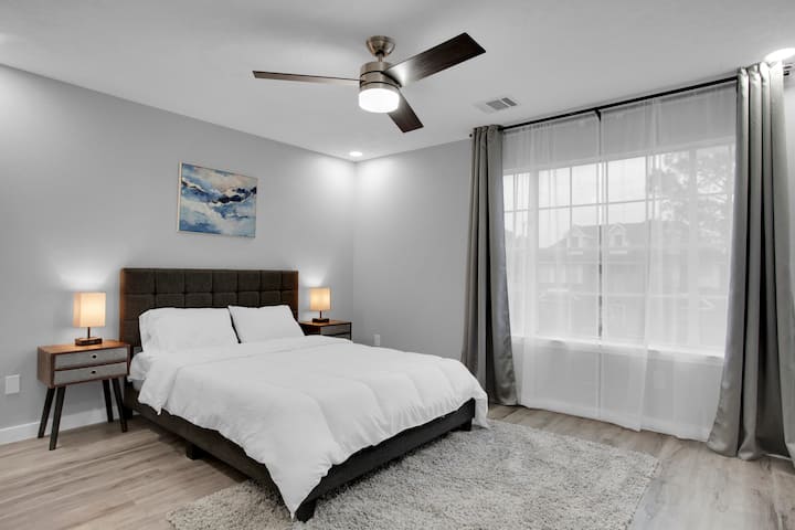 ห้องนอนชั้นบนพร้อมเตียงควีนไซส์