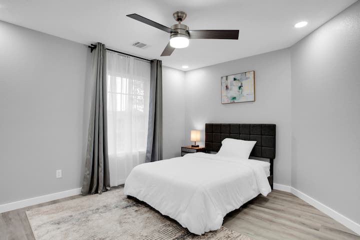 ห้องนอนชั้นบนพร้อมเตียงเต็ม