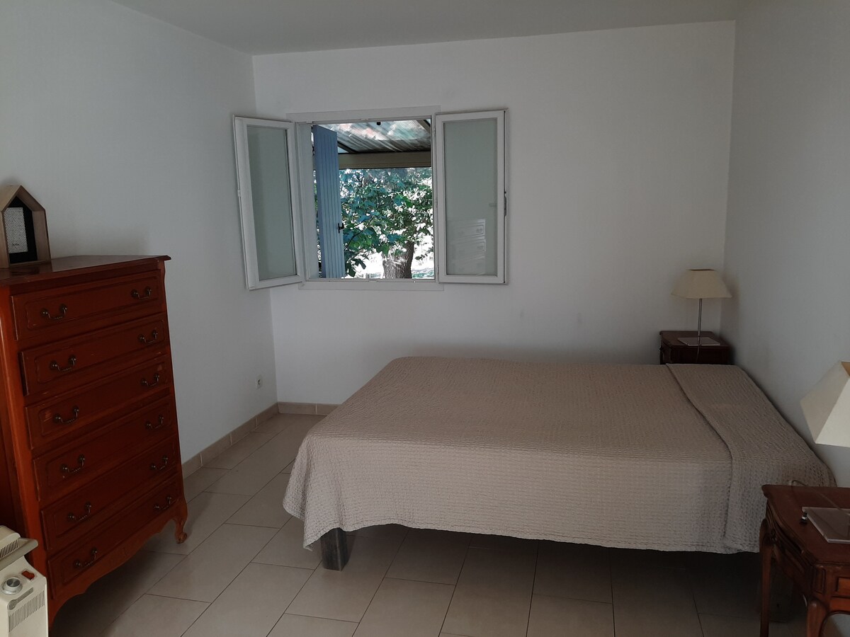 ห้องนอนชั้นล่าง 