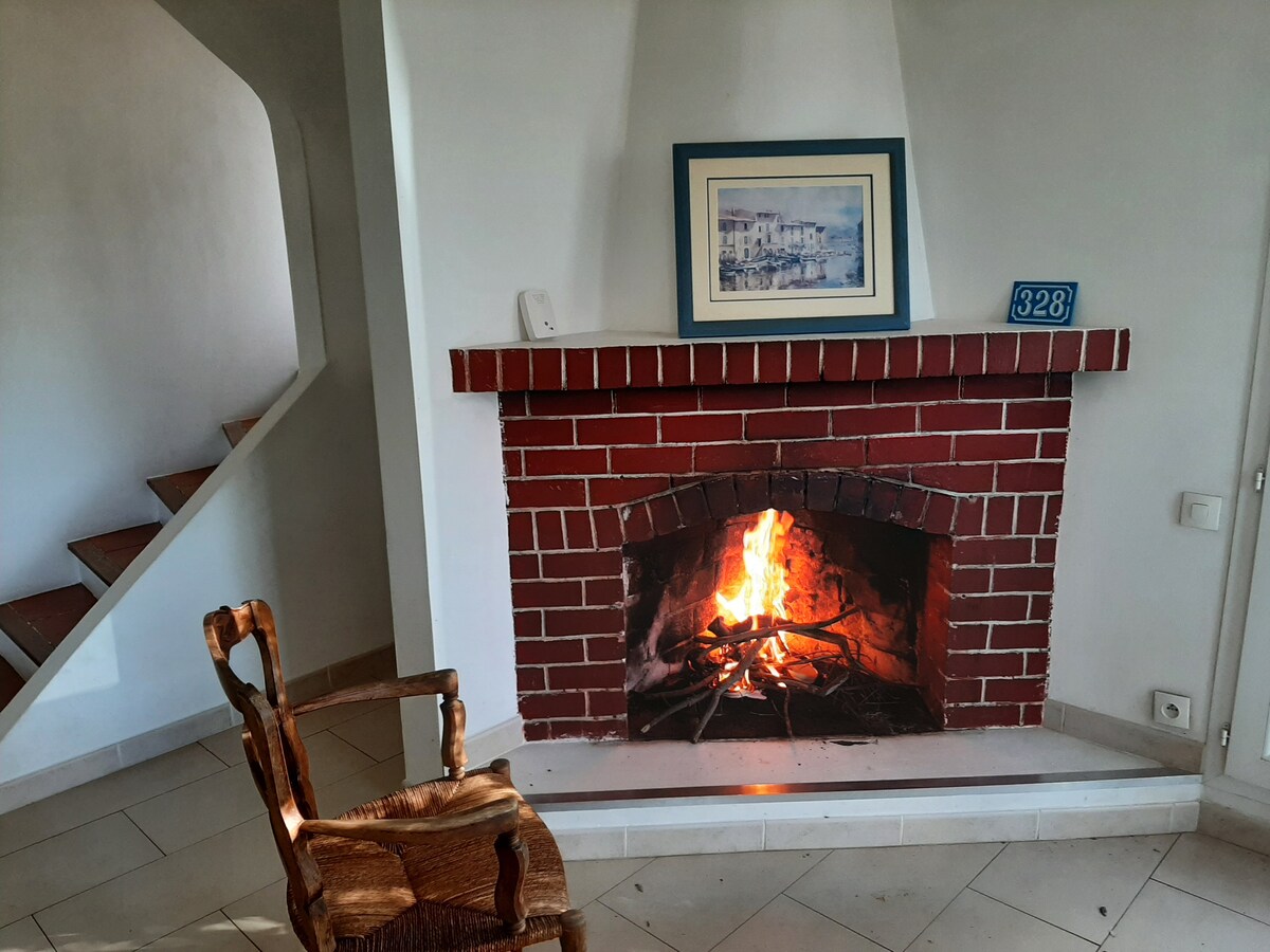 เตาผิงในพื้นที่นั่งเล่น 