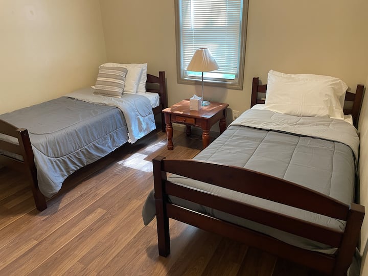 2nd bedroom - 2 twin beds