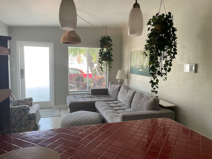 Lovely One Bedroom, Private Bungalow - Treasure Island, FL