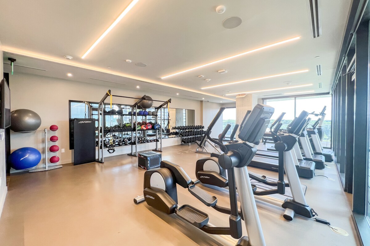 Luxury condo w/Balcony, Rooftop Pool, Rainey St