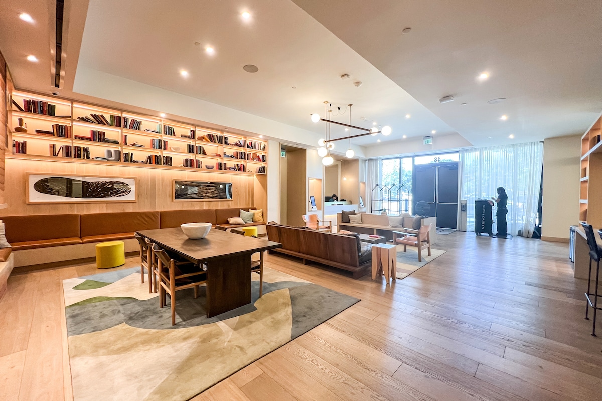 Luxury condo w/Balcony, Rooftop Pool, Rainey St
