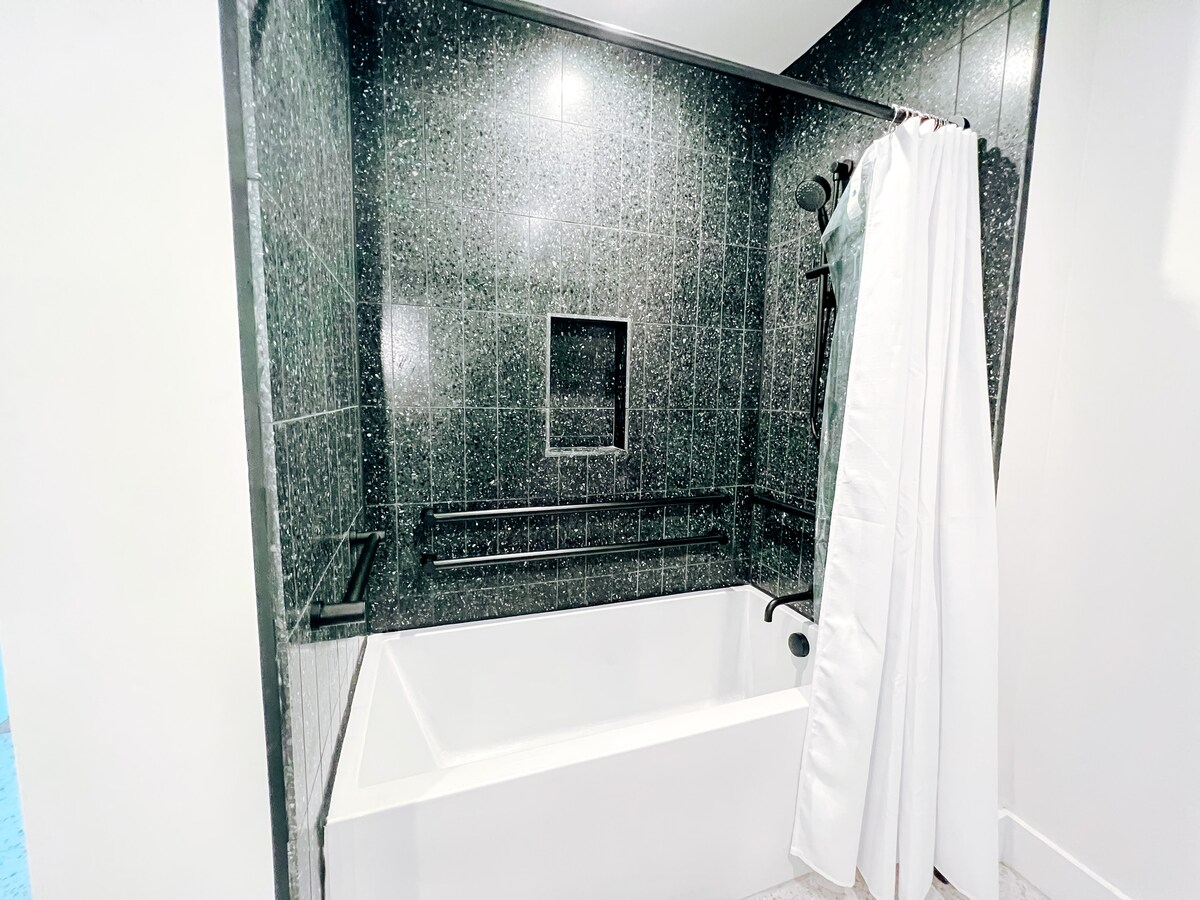 Luxury condo w/Balcony, Rooftop Pool, Rainey St