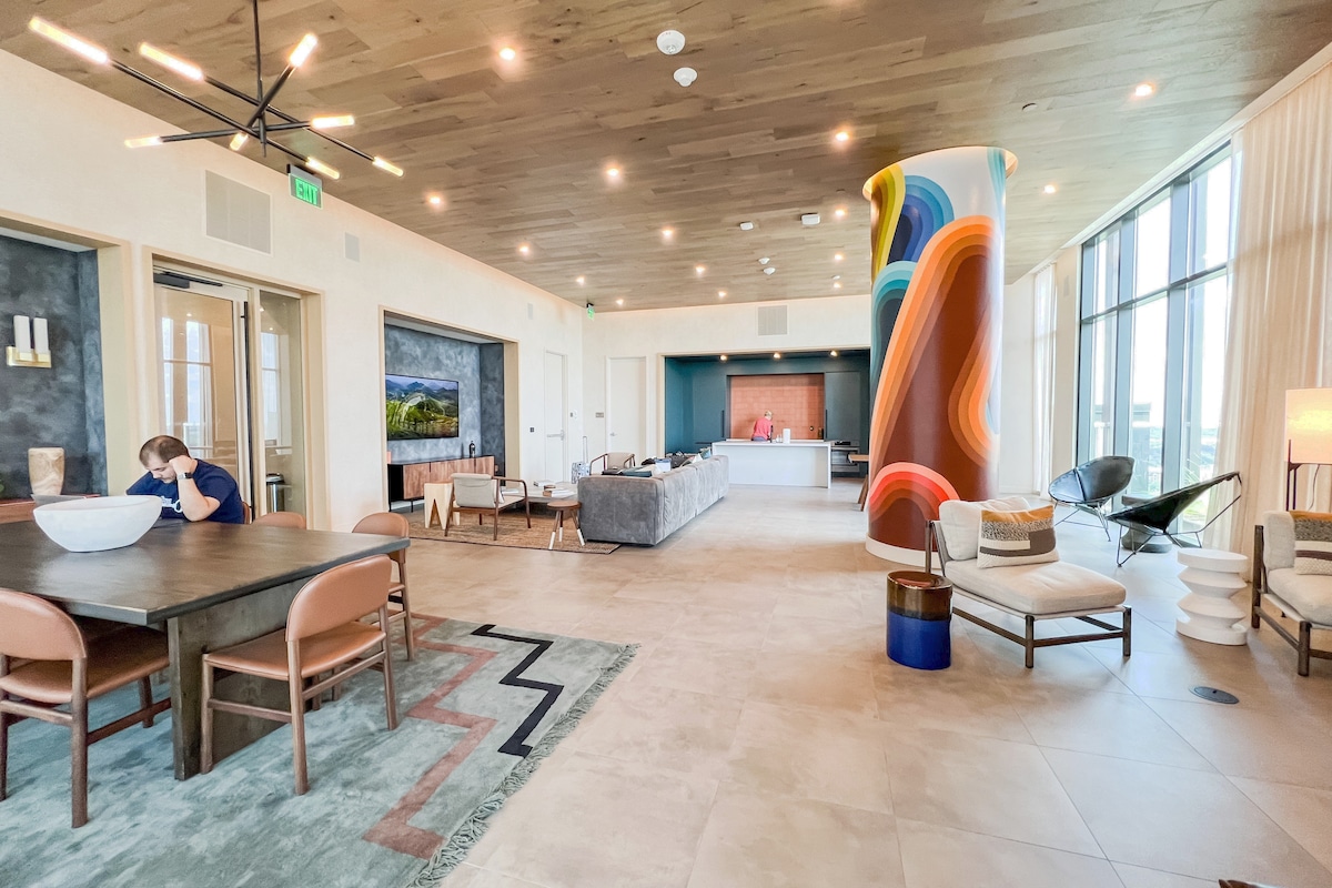 Luxury condo w/Balcony, Rooftop Pool, Rainey St