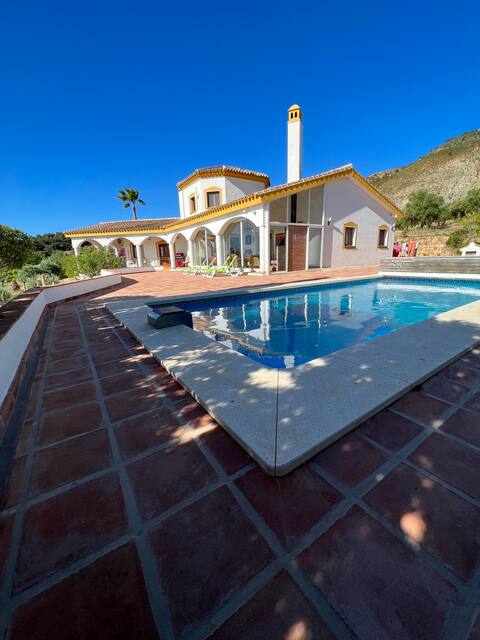 Beautiful villa w. pool in mountains, Casarabonela